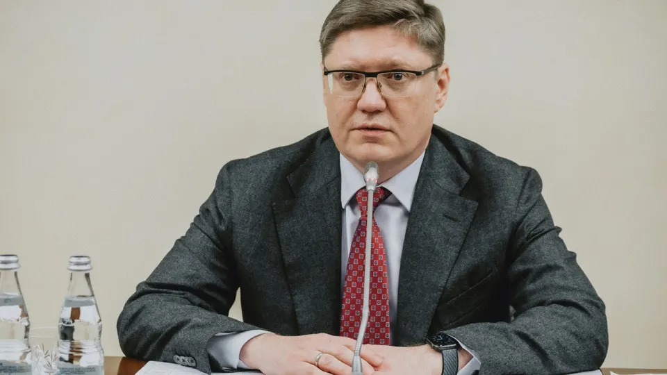 Заместитель руководителя фракции «Единая Россия» Андрей Исаев связал недовольство дефицитом бензина с ударами по нефтеперерабатывающим мощностям, призвал не поддаваться манипуляциям. Между тем производство топлива резко сократилось, вводятся ограничения, а на АЗС образуются очереди и конфликты.