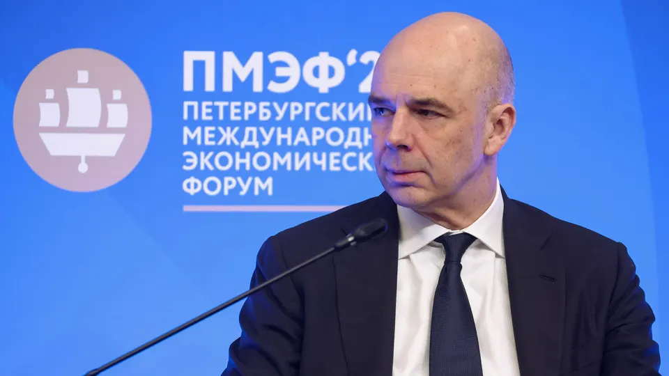 Аукционы по размещению облигаций федерального займа проходят с низким спросом: несколько последних размещений не состоялись или привели к минимальным продажам. Рост расходов и неопределённость по военным тратам усиливают давление на рынок и бюджет.
