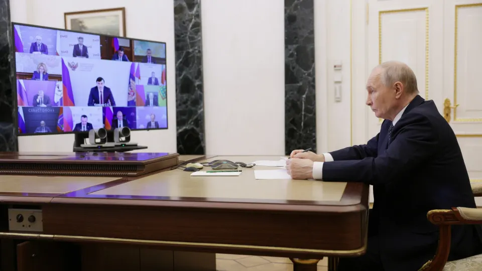 Президент одобрил предложение губернатора Забайкалья о строительстве сети небольших нефтеперерабатывающих заводов на фоне сокращения переработки нефти и перебоев с поставками топлива после атак беспилотников.