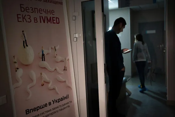 Поправки в закон «О ветеранах» дают право на бесплатные вспомогательные репродуктивные технологии супругам участников боевых действий и женам инвалидов боевых действий; суррогат и ряд процедур остаются за плату.