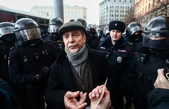В Хорошевском суде Москвы началось заочное рассмотрение уголовного дела против 84‑летнего правозащитника: прокуратура просит 6,5 года лишения свободы и запрет администрировать сайты на 10 лет.