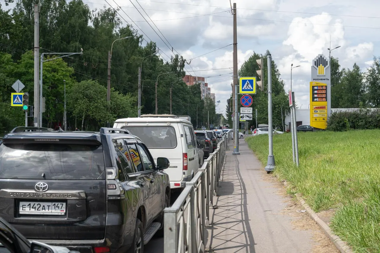 Проверка нескольких заправок в Петербурге показала: несмотря на временное разрешение продажи топлива стандарта Евро‑3 по всей России, в городе пока реализуют бензин Евро‑5.