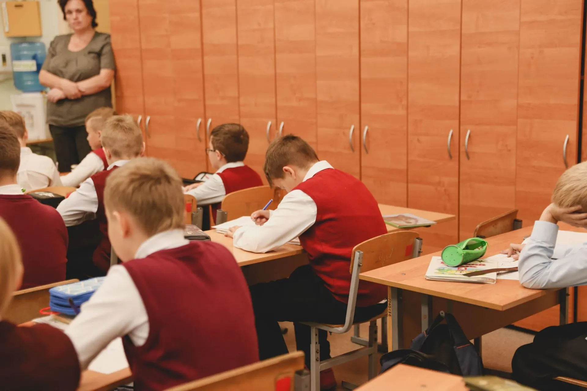 В ведомстве прокомментировали возможную отмену экзамена: обществознание будут изучать в школе три года.