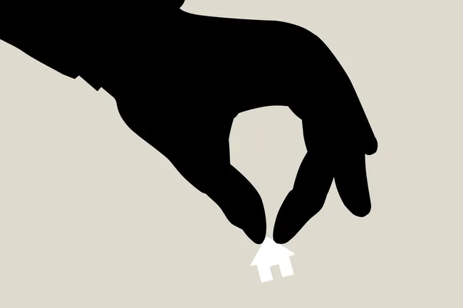 Новый закон позволяет арестовывать имущество уехавших россиян как обеспечительную меру при административных делах. Рассказываем, кого это затрагивает, какие есть риски и пошагово — как переписать или продать квартиру дистанционно через доверенность, дарение или дистанционные подписи.