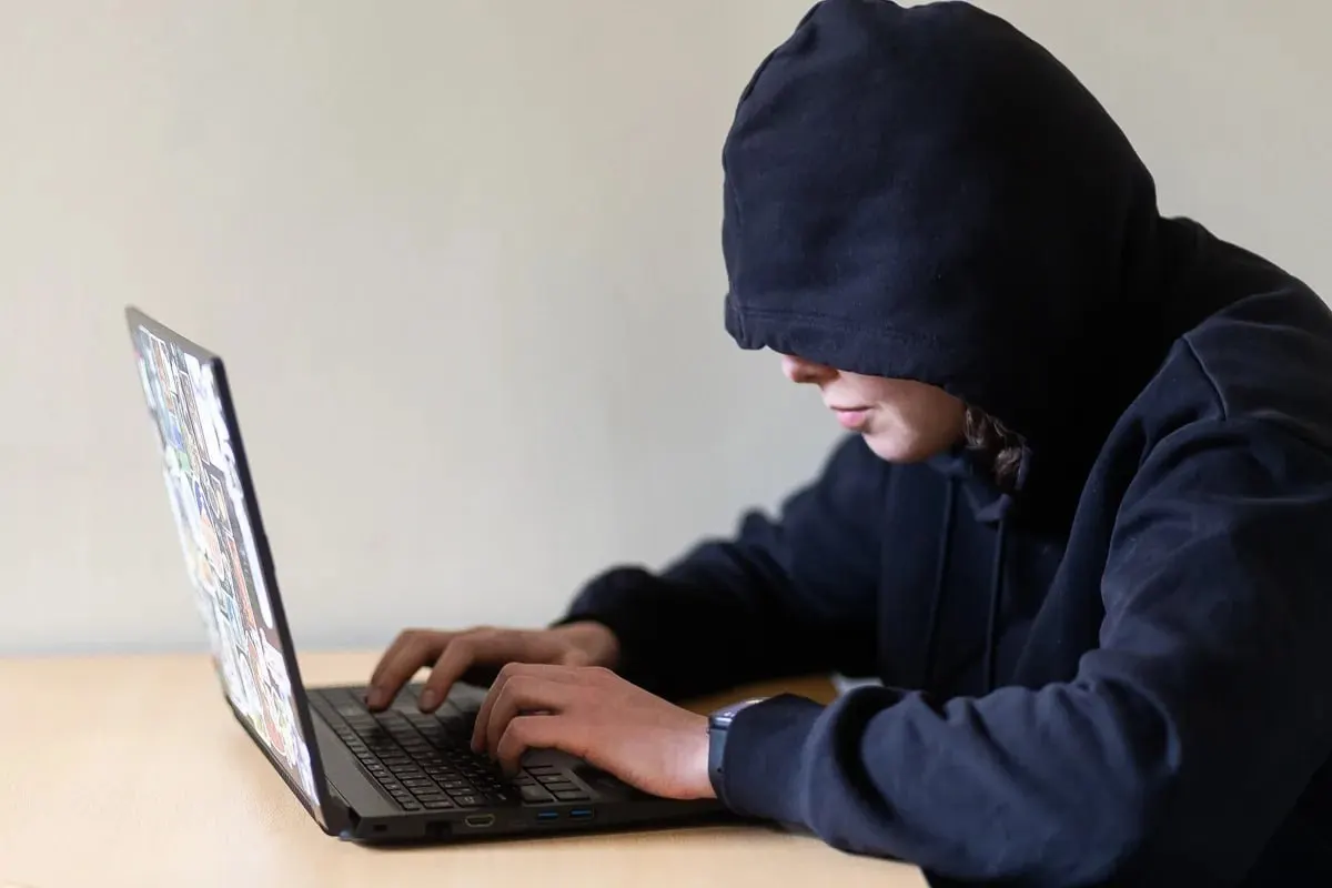 Законопроект предлагает через суд запрещать преследователям приближаться к жертве, посещать её привычные места и выходить на связь — документ направлен на оценку в правительство; при принятии вступит в силу 1 января 2027 года.