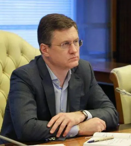 Александр Новак провёл совещание с регионами и отраслевыми компаниями; профильным ведомствам и властям поручено ежедневно мониторить рынок и оперативно принимать меры, чтобы не допустить локальных сбоев в поставках топлива.