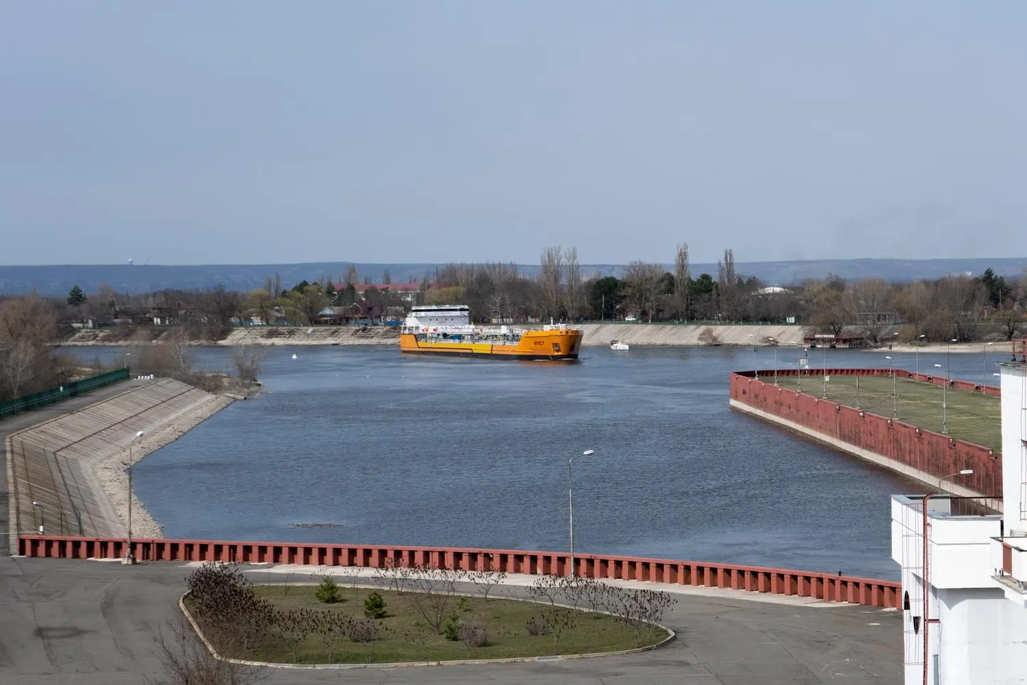 Навигация по каналу, соединяющему Дон с Азовским морем, временно остановлена — это может затронуть до четверти российского экспорта пшеницы, по оценкам экспертов.
