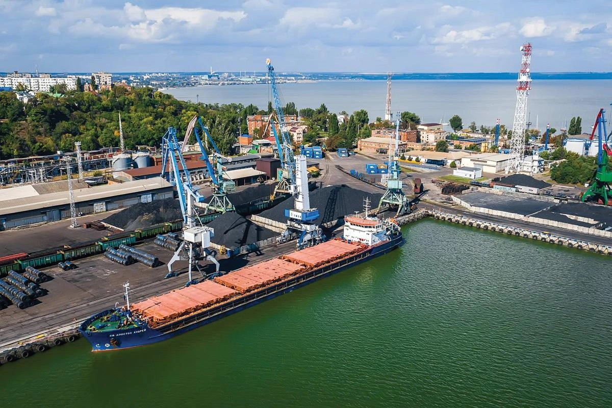 Минсельхоз предложил покрыть до 90% затрат на железнодорожную перевозку зерна из Ростовской области в черноморские и балтийские порты после приостановки отгрузок из азовских портов из‑за атак беспилотников.