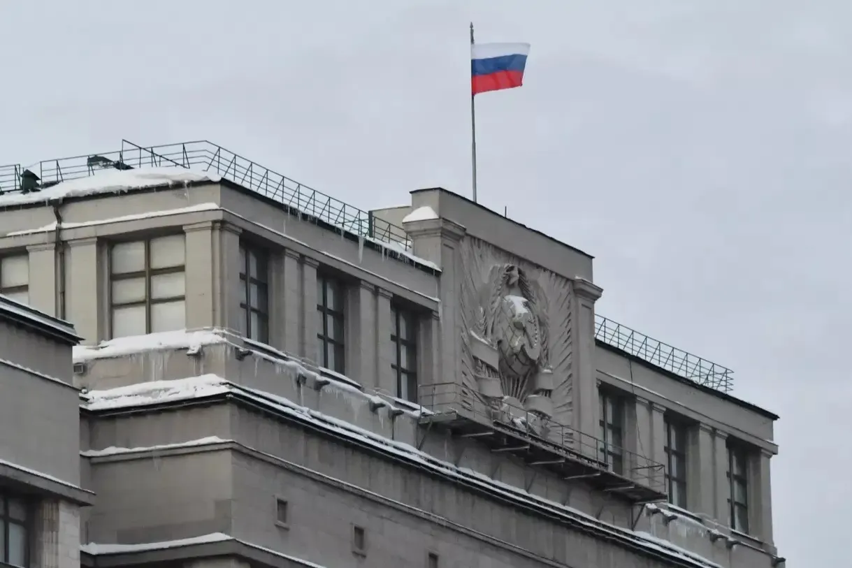 Новый закон требует от трудовых мигрантов подтверждать доходы не ниже регионального прожиточного минимума с коэффициентом; вводятся автоматический обмен данными о доходах, отчётность, авансовые платежи и новые ограничения для детей мигрантов и резидентских статусов.