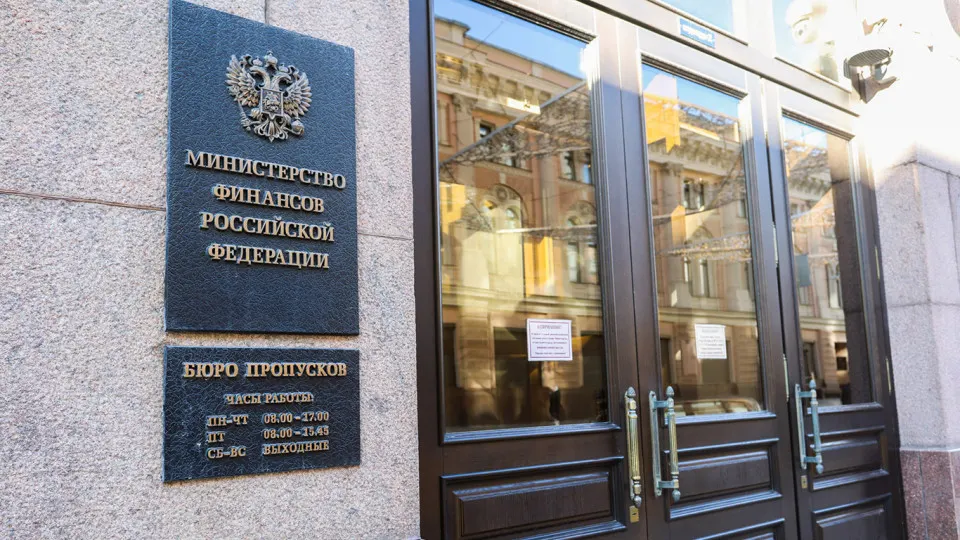 После 2022 года бюджет перешёл в устойчиво дефицитную модель: государственный долг резко растёт, расходы на обслуживание заимствований взлетают, а риски при низких ценах на сырьё и слабом росте экономики могут усилить финансовое давление.