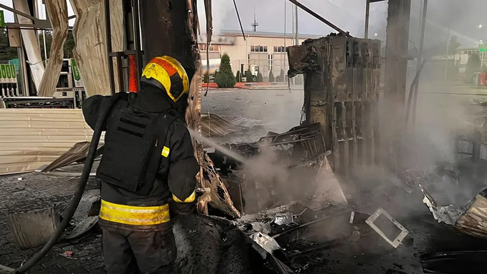 Ночью 1 июля беспилотные удары по Днепропетровской области повредили пять АЗС: одна женщина погибла, трое ранены, на местах возникли пожары. Одновременно серия атак на нефтеперерабатывающие мощности привела к резкому сокращению производства топлива в России, дефициту и скачку цен — власти начали экстренные импортные закупки.