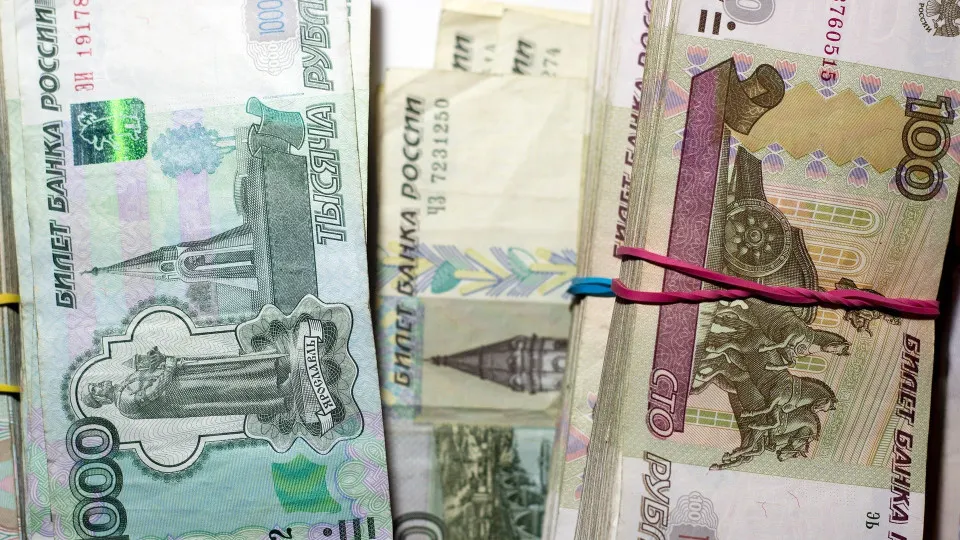 С начала июля россияне активнее снимали деньги — объем наличных в обращении за 1–16 июля вырос на сотни миллиардов рублей. Это сопровождается ростом проблемных кредитов и усилением спроса банков на ликвидность.