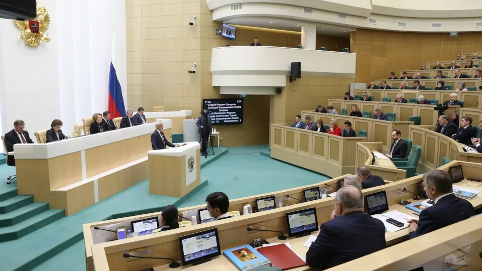 Совфед утвердил закон: Минюст будет вести список граждан, признанных «уклоняющимися» и находящихся за границей. Для них предусмотрены запреты на дистанционные банковские услуги, электронные госуслуги, консульную поддержку, операции с имуществом и другие ограничения.