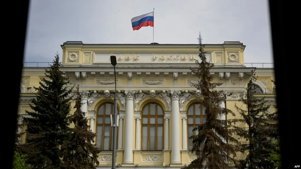 ЦБ России расширил перечень криптовалют, доступных на биржах, включив Bitcoin, Ethereum и USDT; указаны правила доступа к активам и сроки вступления закона.
