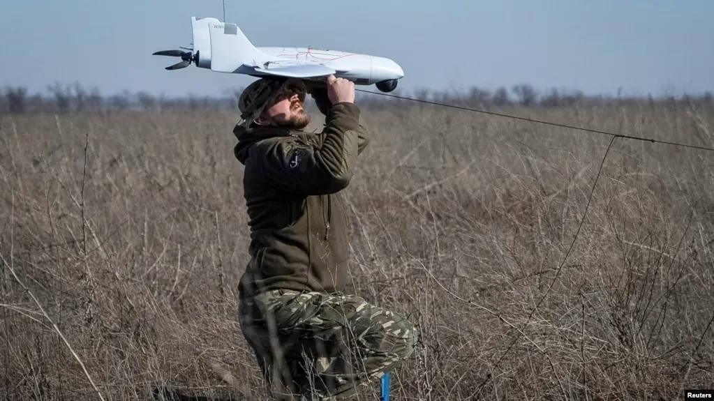 Ночная волна ударов ракетами и беспилотниками охватила Самарскую область и другие регионы, вызвав повреждения на объектах, перебои в электроснабжении и ограничения в воздушном сообщении.