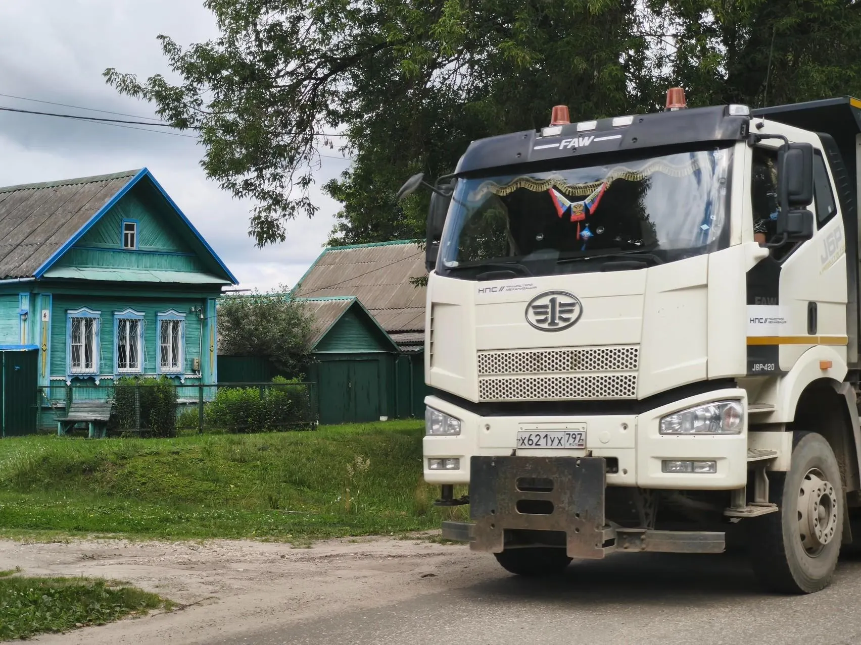 У части жителей уже изъяли жильё, другие пытаются уклоняться от многотонных грузовиков и готовятся к соседству с поездами.