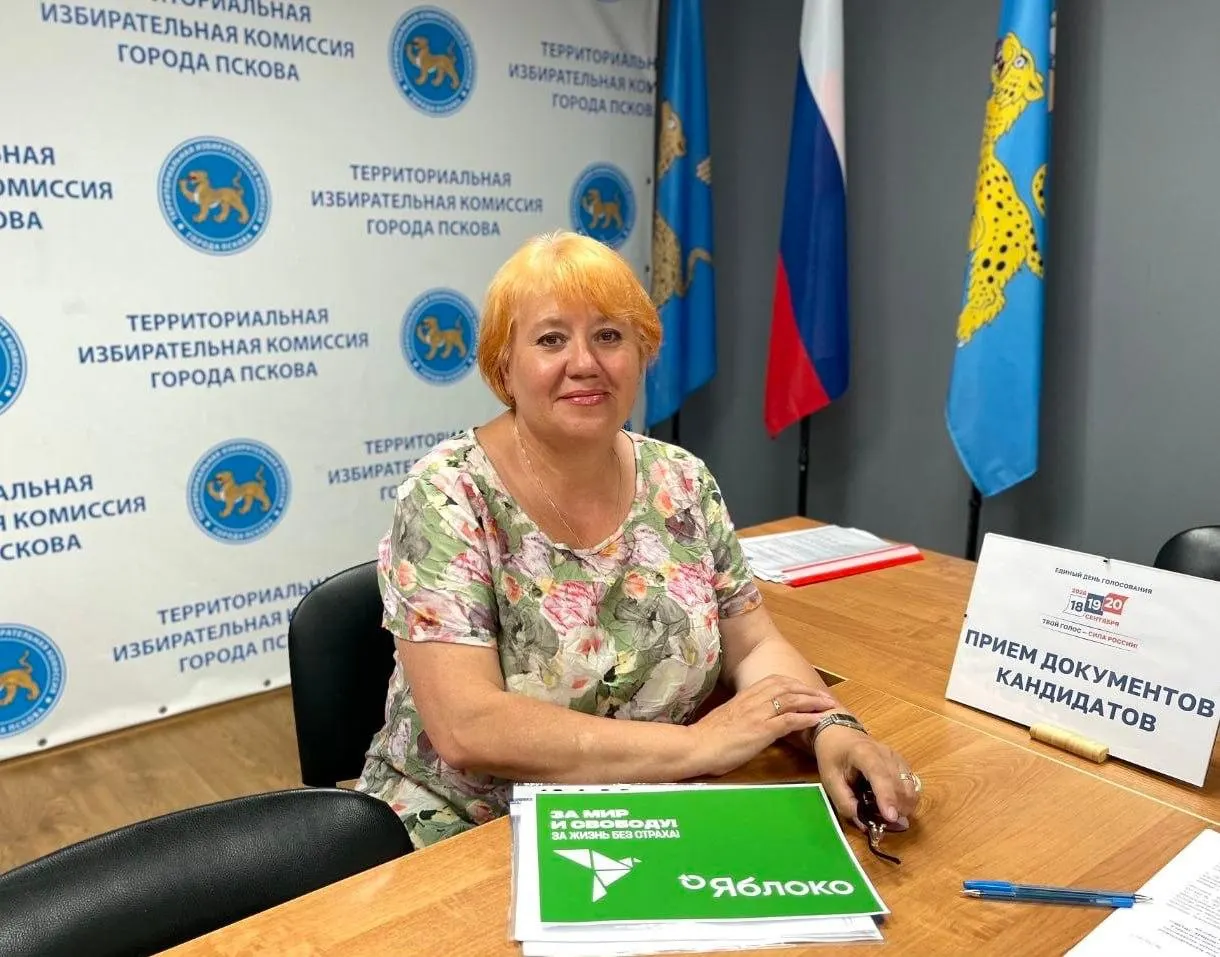 Суд признал депутатку виновной по ст. 20.3 КоАП РФ за демонстрацию нацистской символики; штраф в размере 1000 рублей лишает её права участвовать в выборах на год.