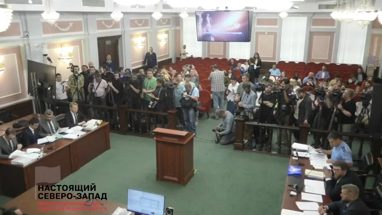 Разбирательство касается публикаций и заявлений в интернете и предполагаемой агитации на миллионы рублей, а также вопросов по авторским правам и критике власти.