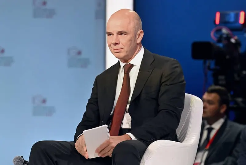 Глава Минфина заверил, что бюджет обеспечен ресурсами, а обязательства будут исполнены в полном объёме. По данным на начало 2026 года дефицит составил около 6,46 трлн рублей, примерно 2,8% ВВП.