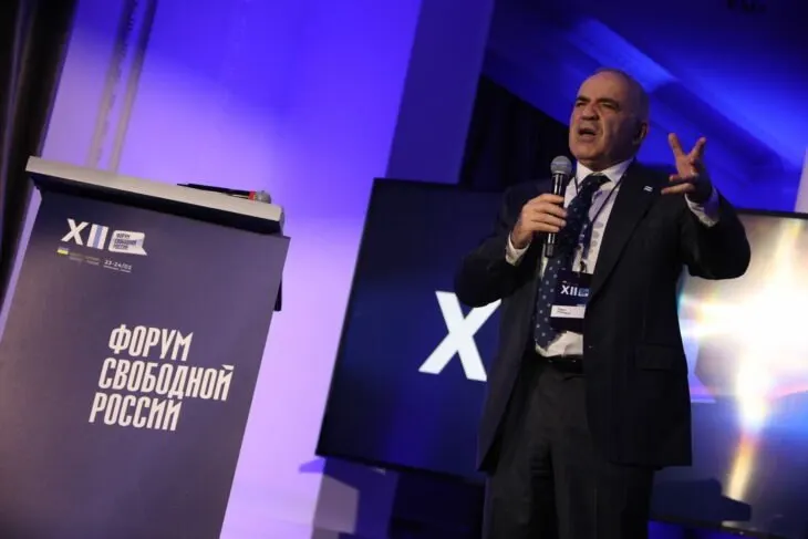 Послание форума: выборы в Госдуму — иллюзия конкуренции, участие — попытка легитимировать территориальные захваты и продолжение войны. Оппозиция должна поддержать Украину и бороться за смену режима.