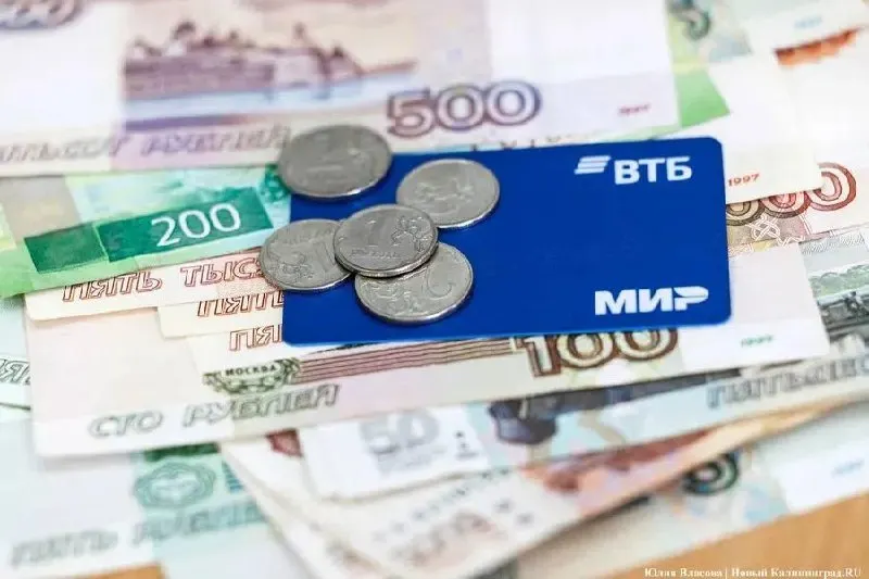 Через две недели в России стартует массовое внедрение цифрового рубля. Банки заявляют о полной готовности к запуску третьей формы национальной валюты и создании кошельков под цифровой рубль, что откроет доступ к депозитам и кредитам.