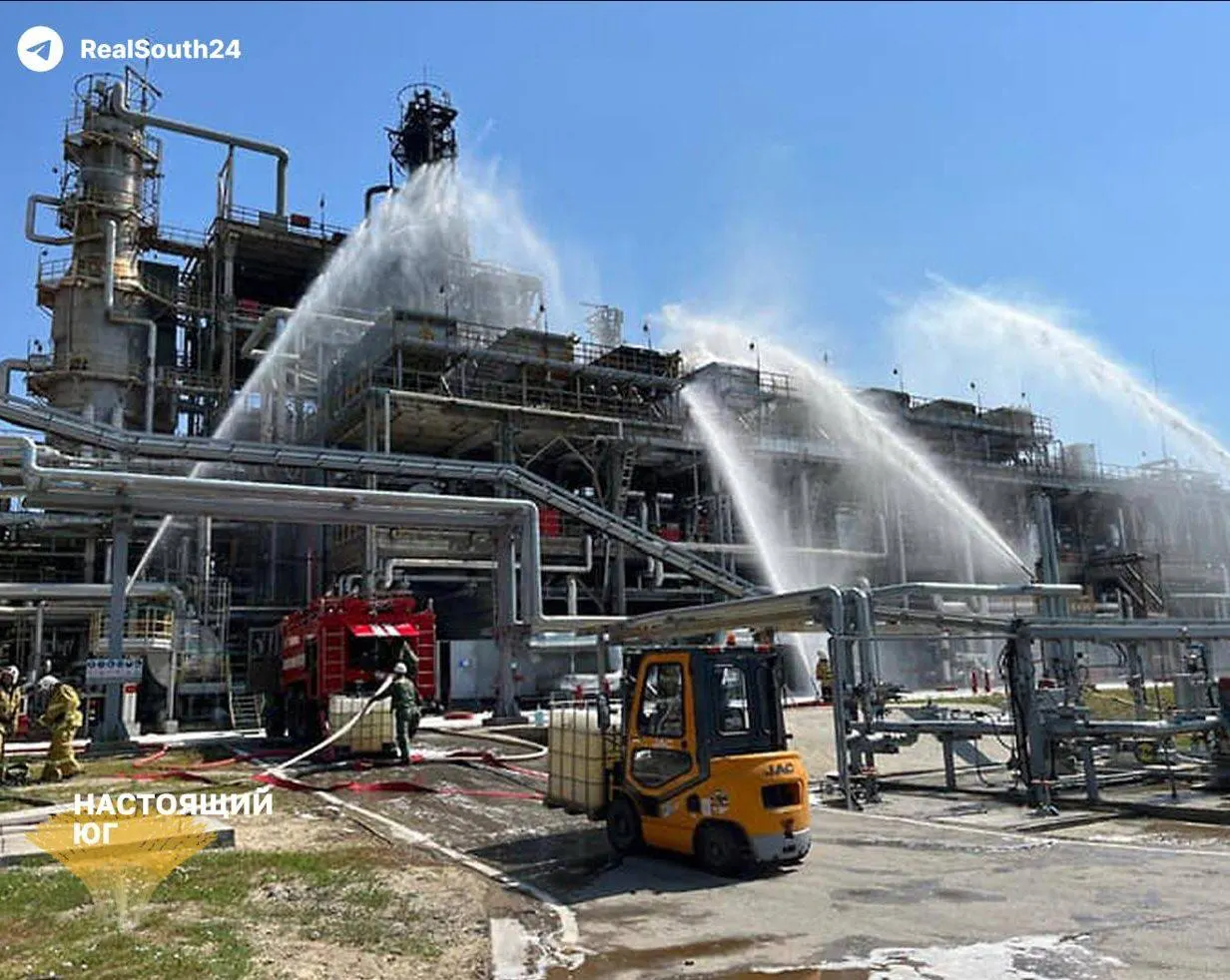 Август стал крайне сложным месяцем для нефтепереработки в стране: зафиксировано 21 атака на НПЗ, шесть крупных предприятий временно остановили работу, переработка снизилась, а цены растут.