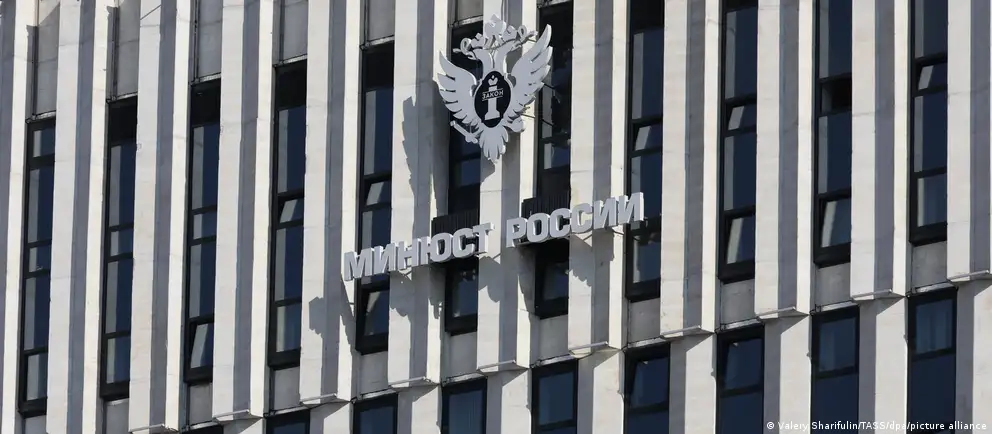 Перечень дополнен американским Фондом защиты прав человека и рядом международных организаций; упомянуты анонсы и направления работы, связанные с политикой и правозащитой.