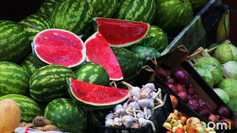 Разрезанные арбузы и дыни могут быстро размножать микроорганизмы в местах повреждений; покупайте плоды только в проверенных торговых точках и соблюдайте санитарные нормы.