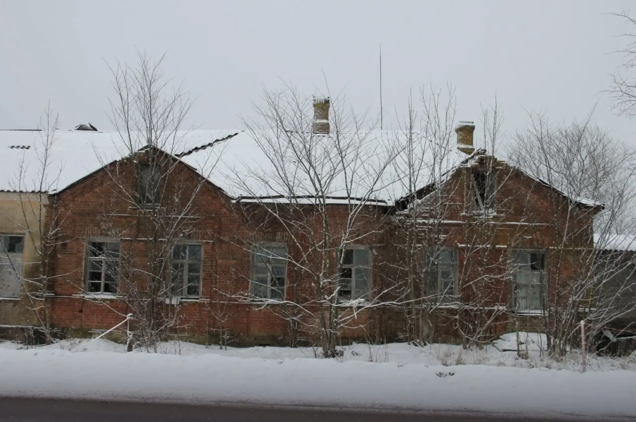 Памятник регионального значения «Усадьба городская Тарапова Л.И. Главный дом» выставлен на продажу за 1,25 млн рублей; здание требует ремонта, а арендатору передадут земельный участок площадью 12,5 тыс. кв. м.