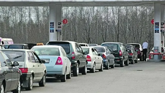 Жители регионов жалуются на дефицит топлива: очереди на заправках снова растягиваются в Краснодарском крае, Ростовской области и рядом регионов.