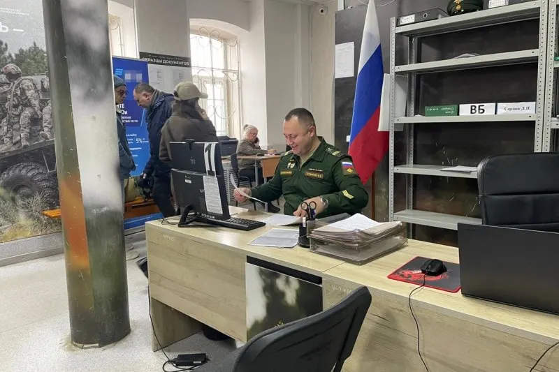 Официальные лица опровергли слухи о мобилизации; эксперты называют публикации попыткой давления на общество.