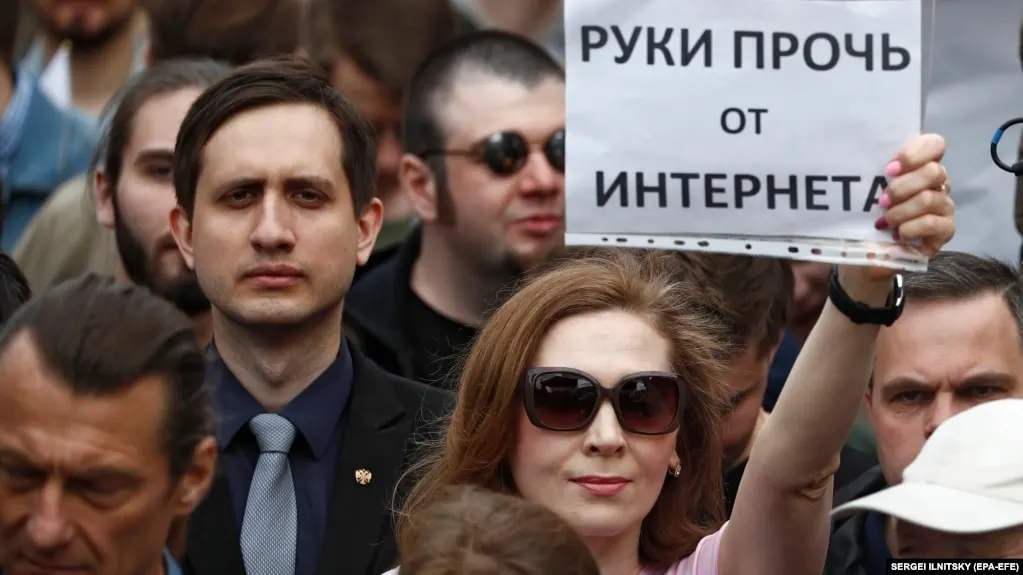 В России усиливаются ограничения на VPN и блокировки сервисов обхода, пользователи сталкиваются с техническими трудностями, эксперты связывают меры с политической повесткой и предстоящими выборами.