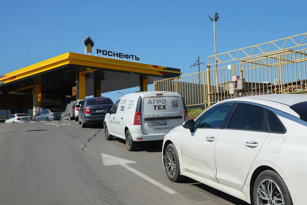 В стране снова растут цены на бензин и топливо, ограничения на продажу и перебои с поставками охватывают десятки регионов. Ситуация влияет на цены, очереди и доступность топлива.