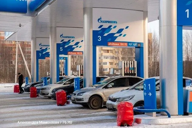 Клиенты смогут заправлять автомобиль в любом объёме, оплата после заправки. Лимиты сняты также в Москве, Московской области и ещё в девяти регионах России.