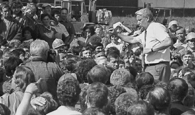 Исторический обзор начала 1990-х годов, когда регионы заявляли суверенитет, но центр стремился сохранить единство страны.