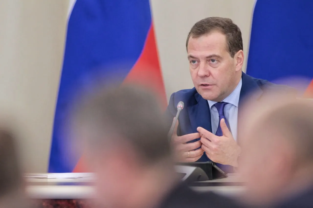 По словам Медведева, завершение СВО не прекратит борьбу за идеи — она продолжится на наших условиях; вопросы воспитания остаются общими для обеих сторон.