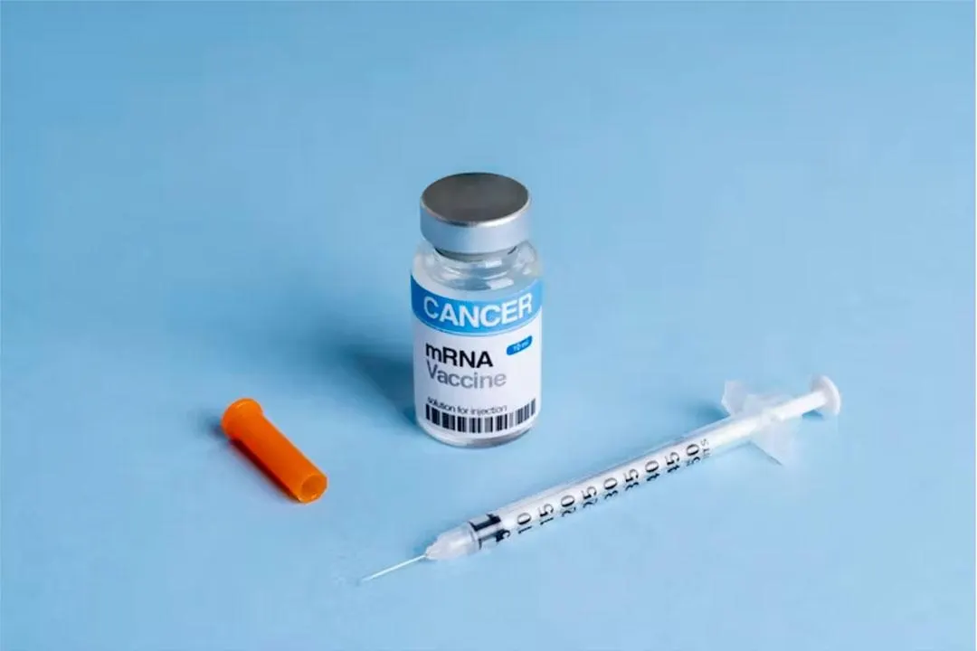 Moderna и Merck сообщили об успешных результатах испытаний персонализированной мРНК‑вакцины против меланомы; акции компаний резко выросли, а в России обсуждают расширение применения таких вакцин в рамках обязательного медицинского страхования.