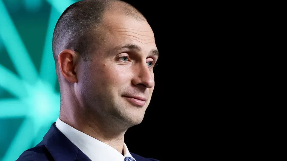 По данным МСФО за полугодие 2026 года VK завершила период с убытком, выручка достигла 81 млрд рублей (рост около 12%). Во втором квартале компания впервые вышла в символическую прибыль благодаря распродаже части активов. По итогам года перспективы прибыли остаются неясными.