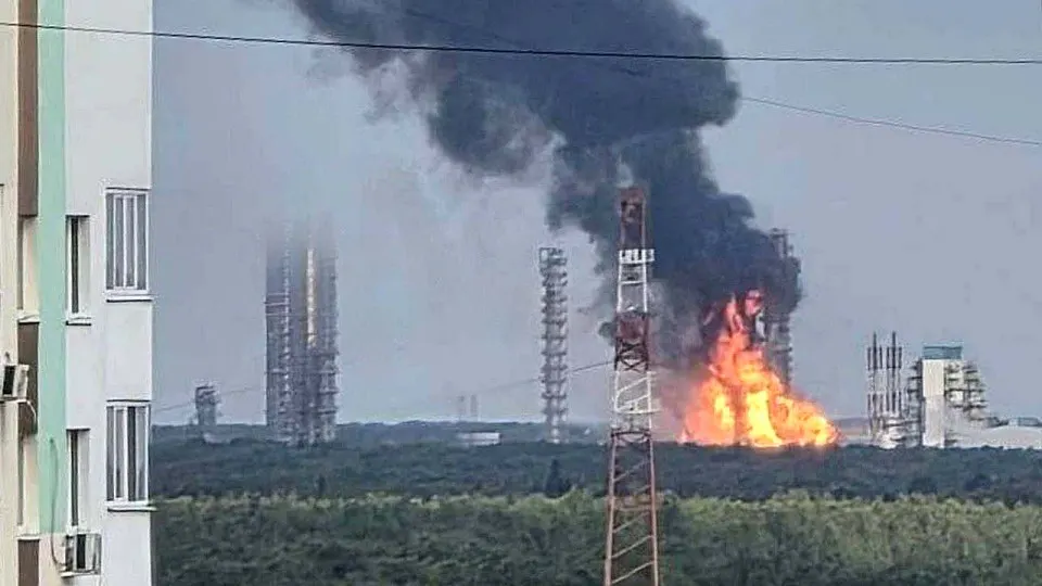 Завод «Запсибнефтехим» в Тюменской области остановил работу после атаки беспилотников; производство полимеров и СУГ приостановлено, идут разбирательства.