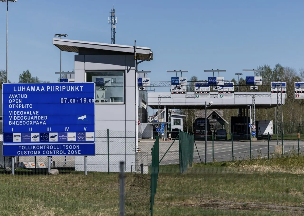 Граждане Ирана прибыли со стороны Псковской области, после досмотра уничтожили документы и предприняли несколько попыток пересечь границу в Эстонию; пункт останется закрытым до урегулирования ситуации на российской стороне.