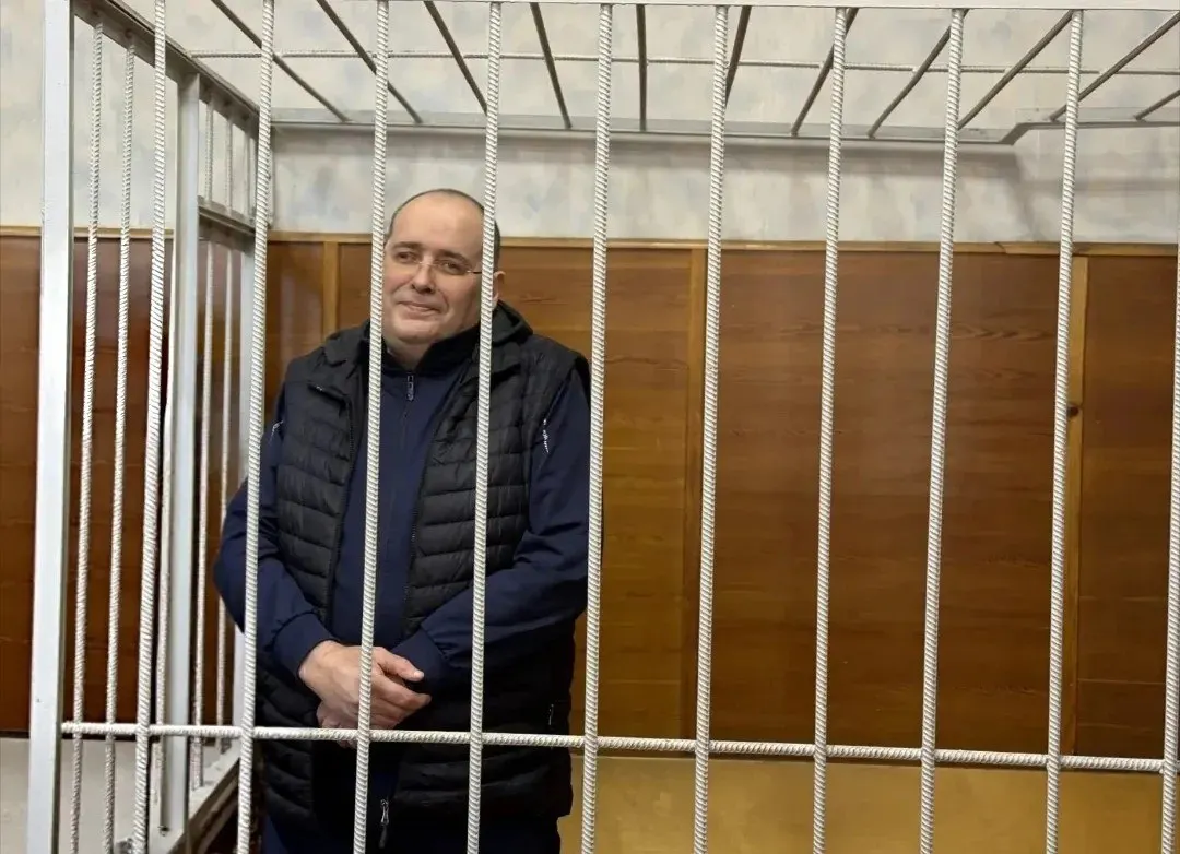 Бывшего замминистра ЖКХ Андрея Кислицына признали виновным в получении взяток в особо крупном размере. Суд вынес решение: общий срок колонии — 14 лет и штраф почти 17 млн рублей; общая сумма взяток составила 4 410 000 рублей, часть из которых получила лично обвиняемый.