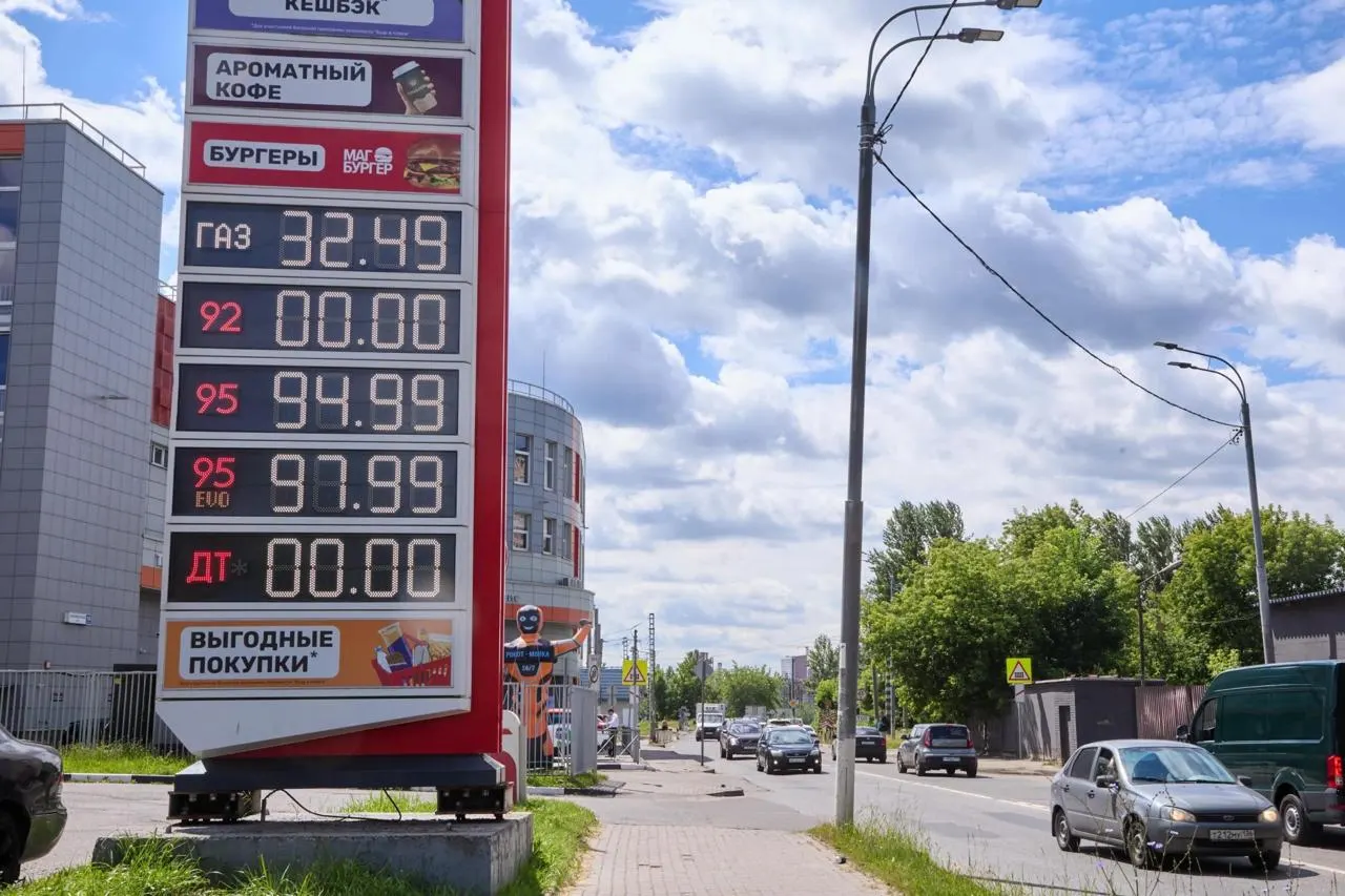 ФАС зафиксировала волну претензий к продавцам топлива на фоне роста цен. Масштаб кризиса растет: данные по делам и предупреждениям обновляются с региональными акцентами.