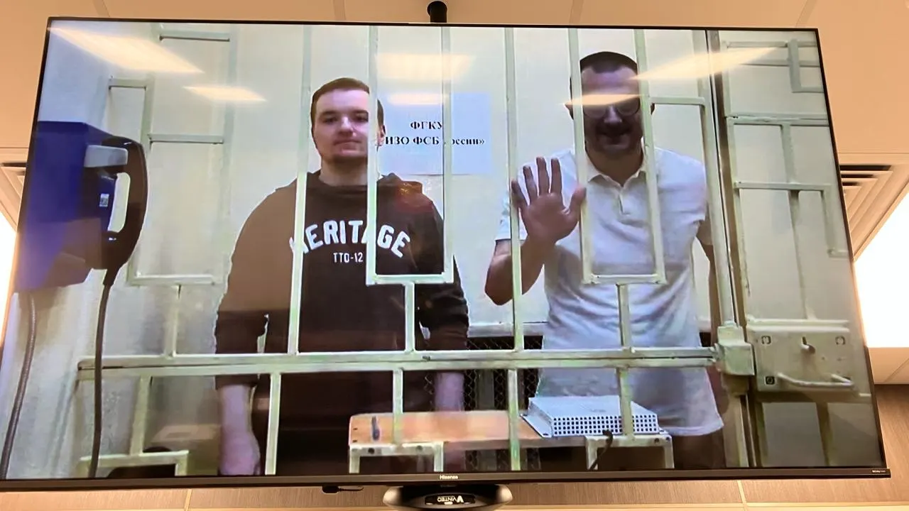 Бывшему преподавателю Псково-Печерской семинарии Денису Поповичу и его коллеге предъявлены обвинения в госизмене и содействии противнику; в обвинении упоминаются попытка покушения на митрополита Тихона и связанные с терроризмом эпизоды.