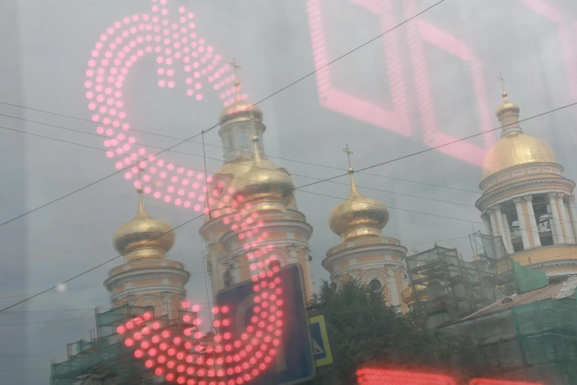 В России возник острый дефицит валюты на фоне снижения рубля по отношению к доллару.