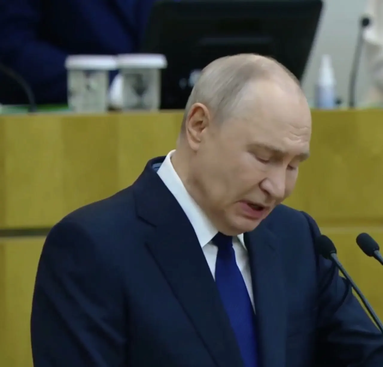 Во время выступления в Госдуме Путин подчеркнул уверенность в экономике и суверенитете, призвал поддержать армию и ветеранов СВО.