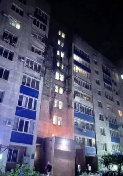 За ночь уничтожено более 500 дронов над регионами России; повреждены порт Усть-Луга и жилой дом в Новокуйбышевске; есть пострадавшие и погибшие в нескольких областях.