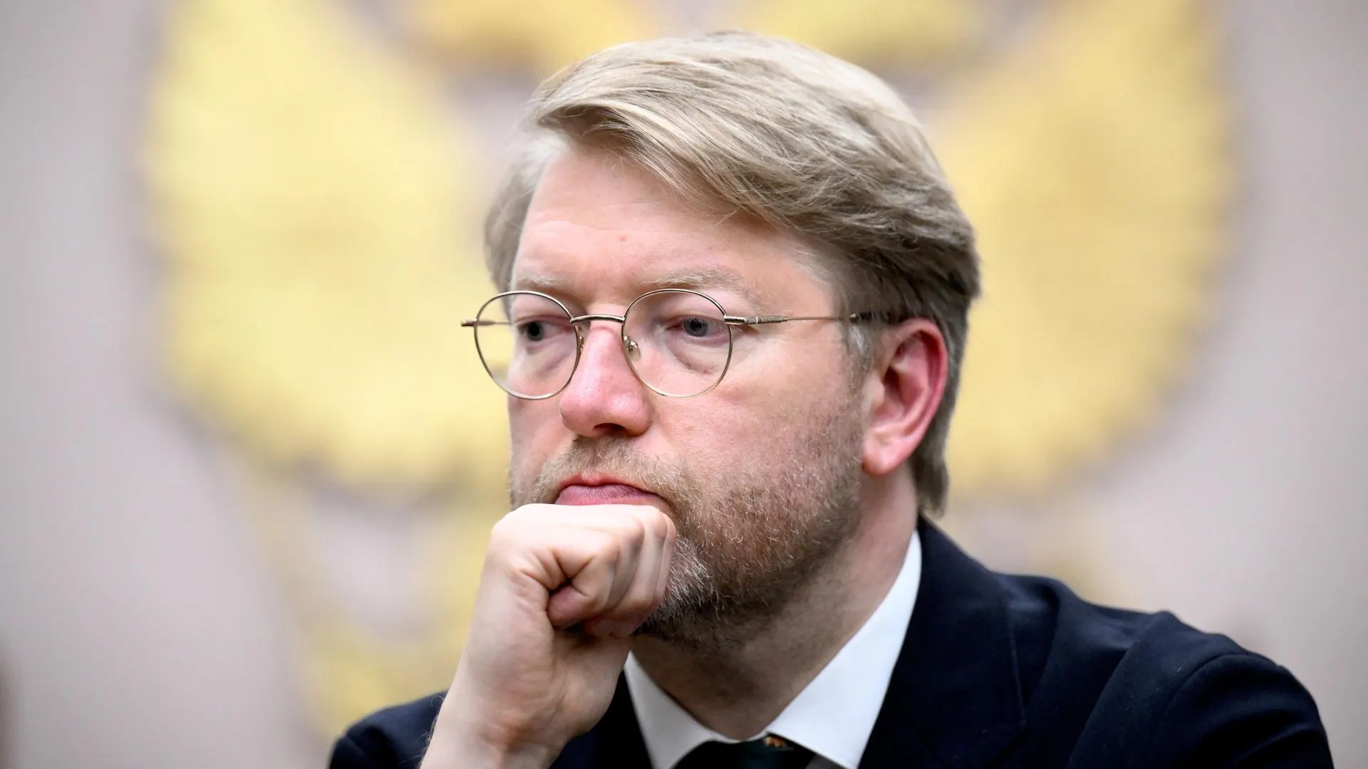Суд рассматривает иски об отстранении кандидатов от оппозиции по четырём округам; дела касаются нарушений в рамках кампании и авторских прав, решения принимаются по разным основаниям.