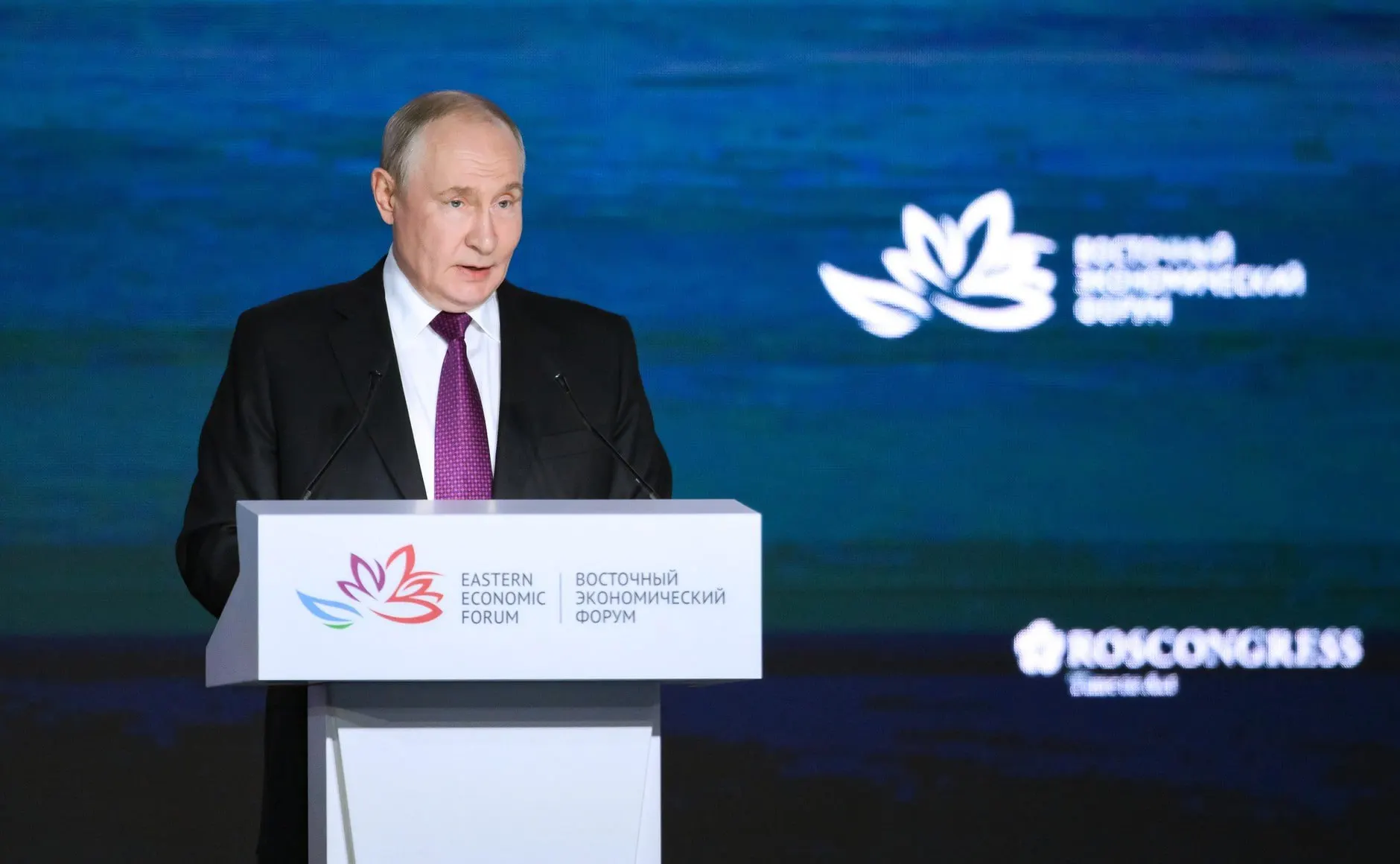 Президент на пленарном заседании форума подчеркнул необходимость учитывать множество факторов, влияющих на рождаемость, и отметил, что участие военного конфликта не является главной причиной снижения рождаемости.