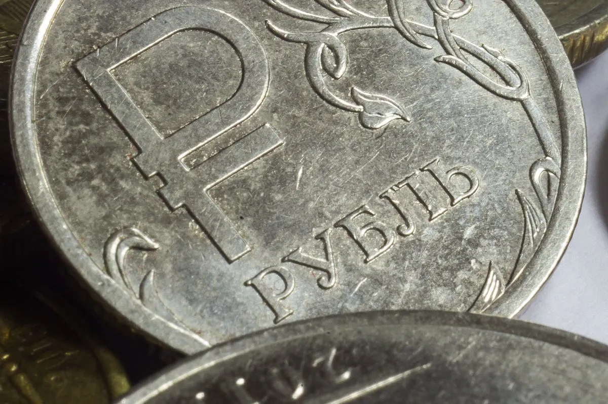 Дефицит не критичен на фоне низкого госдолга; подчёркнуты устойчивость экономики и баланс между расходами и инвестициями.