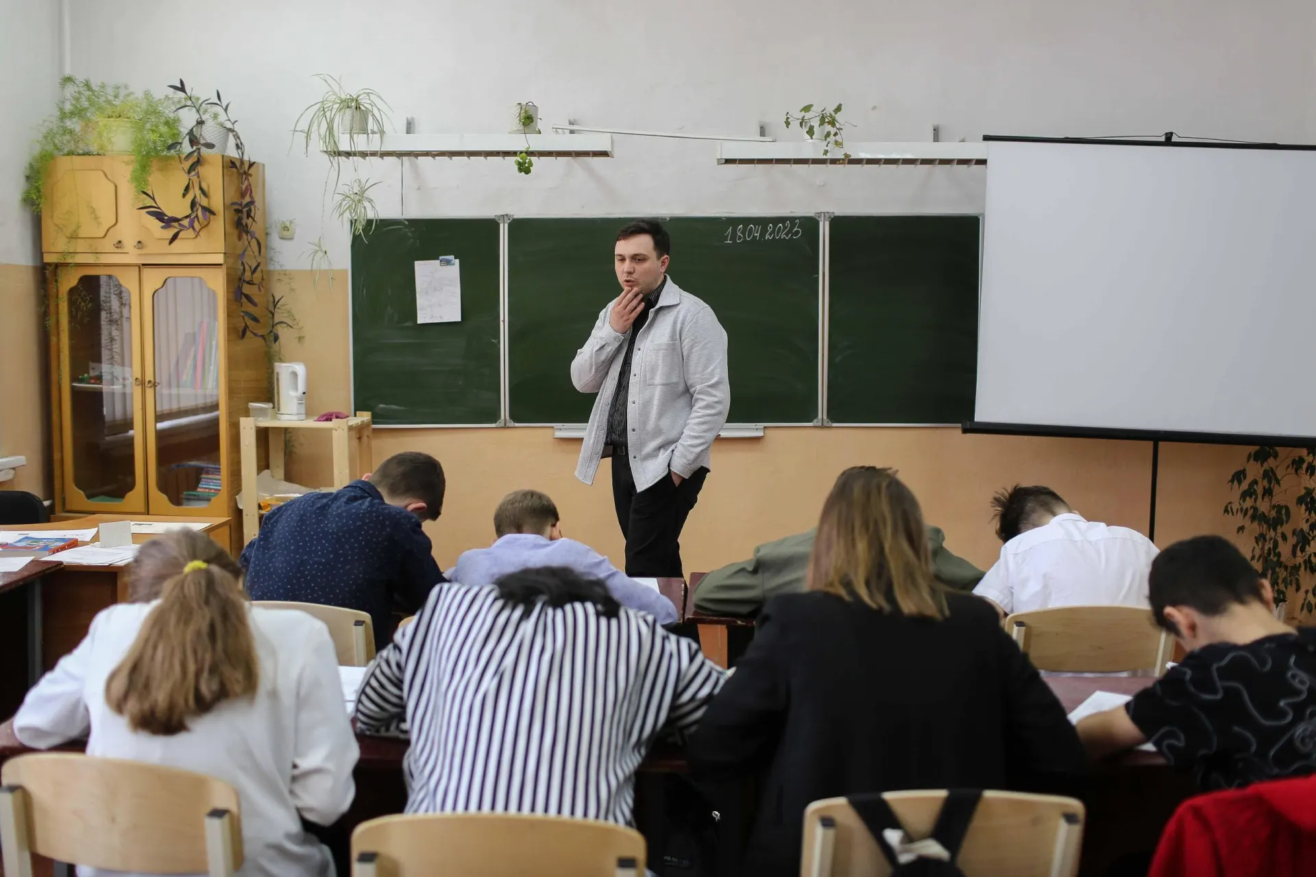 Часть школьников сталкивается с увеличенной учебной нагрузкой: Минпросвещения добавило ещё один час истории.